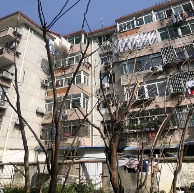 �Ϸ���**�´�С�^���и����Ŀ�漰��λ�ںϷ��кɻ�·�����ƌW�u·�|������·�ϺϷ���**�´�С�^סլ�÷�ͬ�^�������ͨ��Ʒ���Ј��r���u���Ŀ